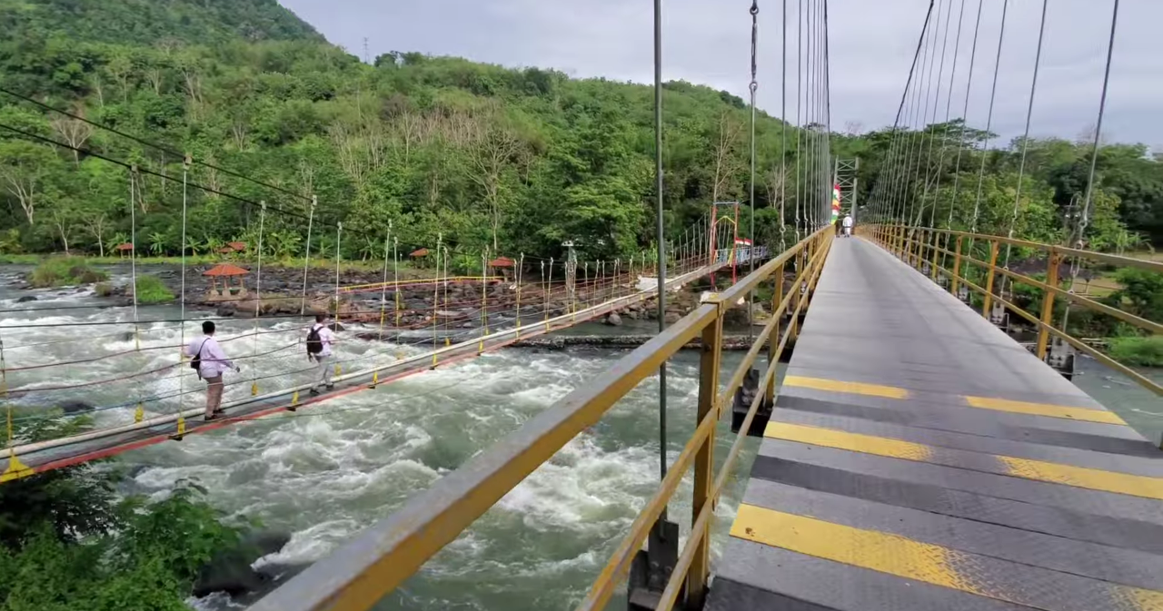 Jembatan Gantung Di Desa Karedok Menjadi Spot Foto Baru Di Sumedang 